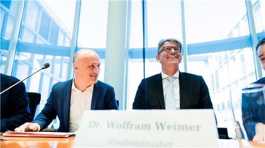 Der Grüne Sven Lehmann hat den Kulturstaatsminister schon mehrfach in den Kulturausschuss geladen, um Bericht zu erstatten. (Archivbild) 