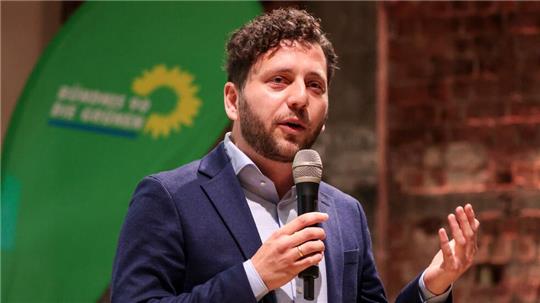 Der Grünen Bundeschef Felix Banaszak stimmte die Partei in Bremerhaven auf die Wahl ein.
