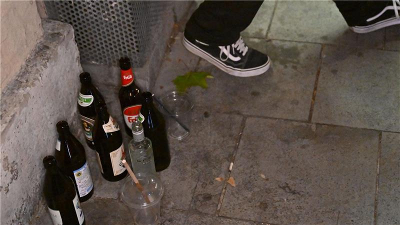 Der Grund: Anwohner hatten sich über Lärm und Müll durch feiernde junge Menschen beschwert. 