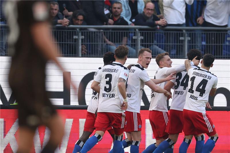 HSV gewinnt Sieben-Tore-Derby - Darmstadt besiegt Karslruhe Der HSV feierte in einem torreichen Spiel einen Derbysieg gegen St. Pauli.