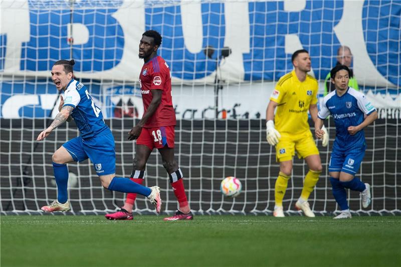 „An die eigene Nase fassen”: HSV patzt, Bielefeld rutscht ab Der HSV musste in Magdeburg einen Dämpfer im Aufstiegsrennen hinnehmen.