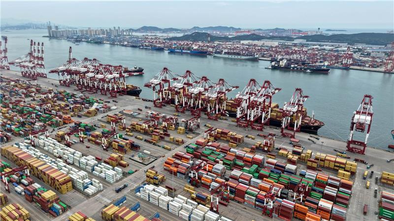 Chinas Exporte in die USA brechen im August ein Der Hafen von Qingdao - die chinesischen Exporte in die USA brachen ein. (Archivbild)