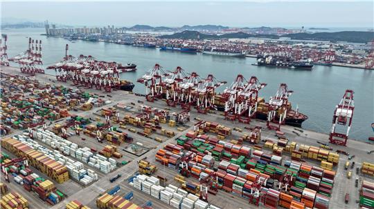 Der Hafen von Qingdao - die chinesischen Exporte in die USA brachen ein. (Archivbild)