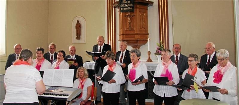 Zwei Hahäuser Vereine feiern groß ihre Jubiläen Der Hahäuser Gesangverein hat sich unter der Kanzel der Romanus-Kirche aufgestellt, um die für das Jubiläumskonzert vorbereiteten Lieder zu singen. Foto: Hohaus