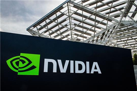 Der Halbleiter-Spezialist Nvidia spielt mit seinen Chip-Systemen eine Schlüsselrolle im aktuellen Boom bei Künstlicher Intelligenz.
