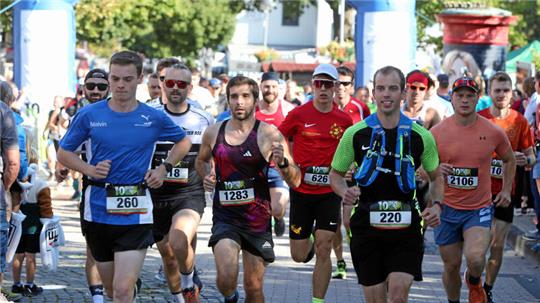 Der Halbmarathon wie hier kurz nach dem Start im vorigen Jahr ist die bei den Läuferinnen und Läufern beliebteste unter den angebotenenStrecken.