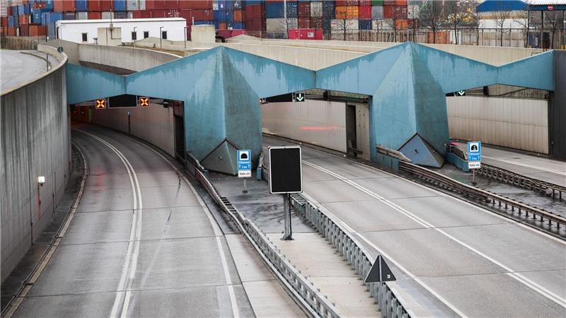 Der Hamburger Elbtunnel wird um 22.00 Uhr für 55 Stunden voll gesperrt. (Archivbild)