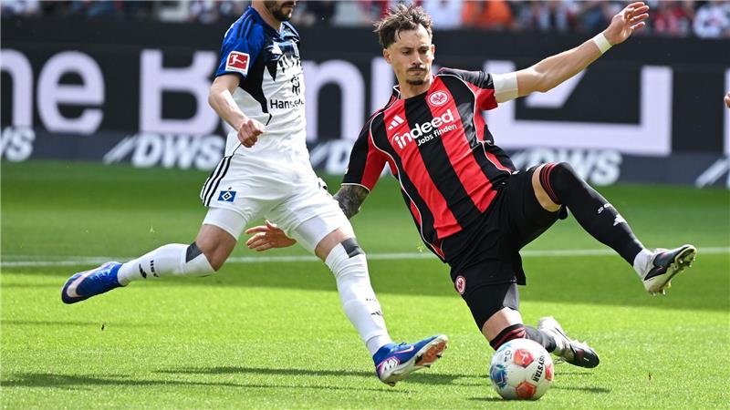 Der Hamburger Fábio Vieira (l) und der Frankfurter Robin Koch kämpfen um den Ball.