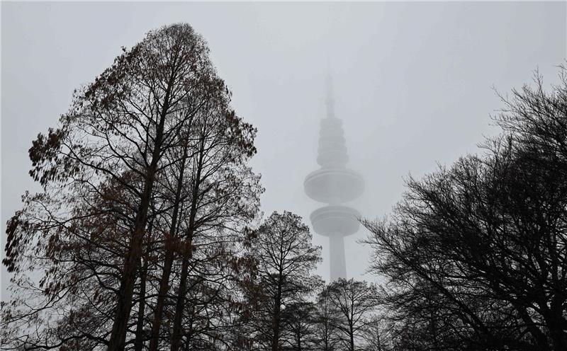 Sturmtief sorgt für wechselhaftes, aber mildes Wetter Der Hamburger Fernsehturm ist bei Nebel und Regen nur undeutlich zu erkennen.