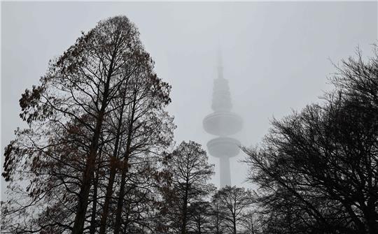 Der Hamburger Fernsehturm ist bei Nebel und Regen nur undeutlich zu erkennen.