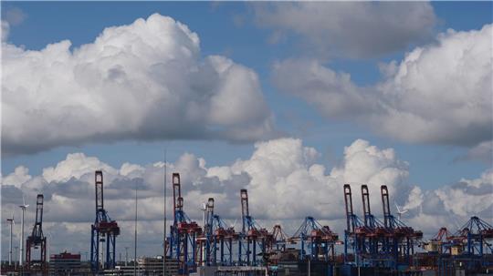 Der Hamburger Hafen ist mit seinen vier Containerterminals Deutschlands größter. (Archivbild) 