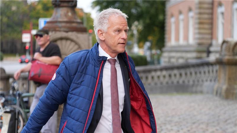 Hafenchef: Habe Block beschuldigte Firma nicht empfohlen Der Hamburger Hafenchef Meier auf dem Weg ins Gericht.