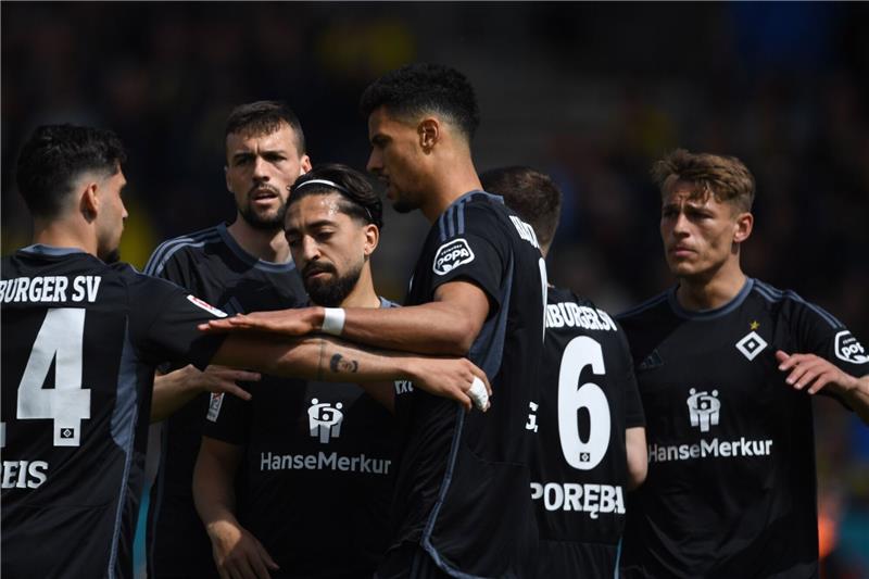 Der Hamburger SV feiert einen Sieg in Braunschweig und bewahrt die Chance auf den Relegationsrang.