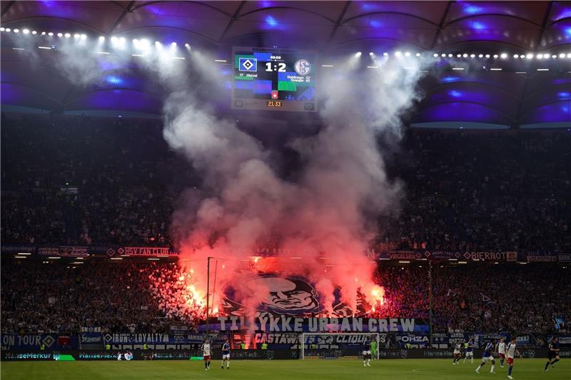 Pyrotechnik bald legal? HSV schlägt Pilotprojekt vor Der Hamburger SV schlägt ein Pilotprojekt zur Legalisierung von Pyrotechnik in Fußball-Stadien vor.