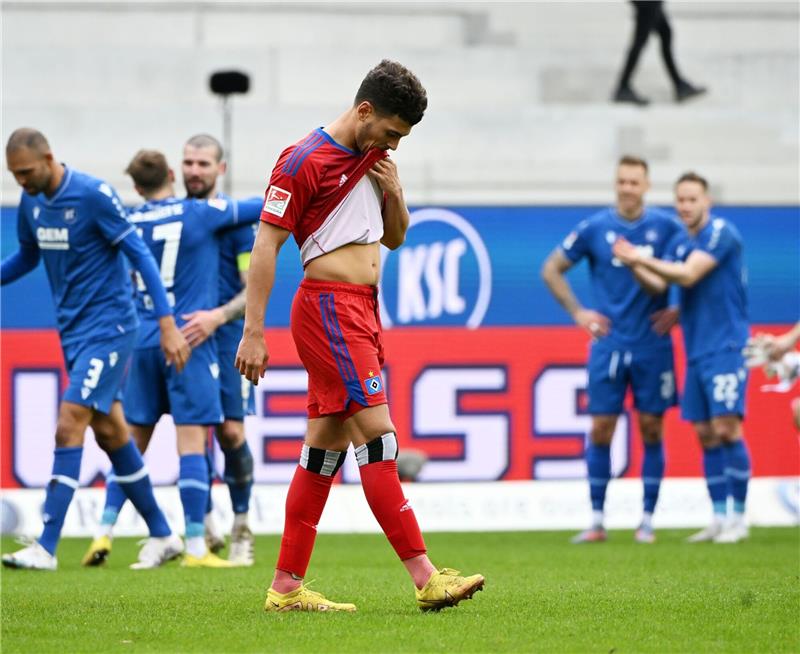 Flaute im Aufstiegskampf - Pleiten für HSV und Darmstadt Der Hamburger William Mikelbrencis verlässt nach der 4:2-Niederlage enttäuscht den Platz.