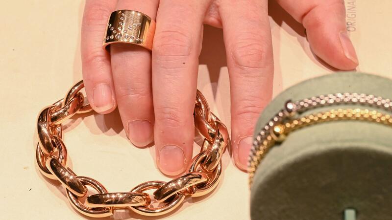Schmuck- und Uhrenbranche ächzt unter hohem Goldpreis Der Handel hält sich beim Einkauf von Ware zurück. (Archivbild)