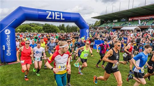 Der Hannoveraner Frank Kühlke (3. v. r.) gewinnt vor einem Duo des Laufteams Wolfshagen und Matti Bruns vom MTK Bad Harzburg (Startnummer 143) den Halbmarathon beim 18. Bad Harzburger Bergmarathon. Fotos: Neuendorf