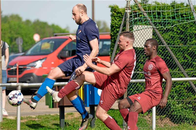 Der SC 18 greift nach dem Strohhalm Der Harlingeröder Jonas Fennekohl attackiert den Gegner, und Germain Sekongo sichert ab. Gegen Union Salzgitter muss der Einsatz stimmen, will der SC 18 dem Abstieg einen weiteren Spieltag von der Schippe springen. Foto: Drechsler