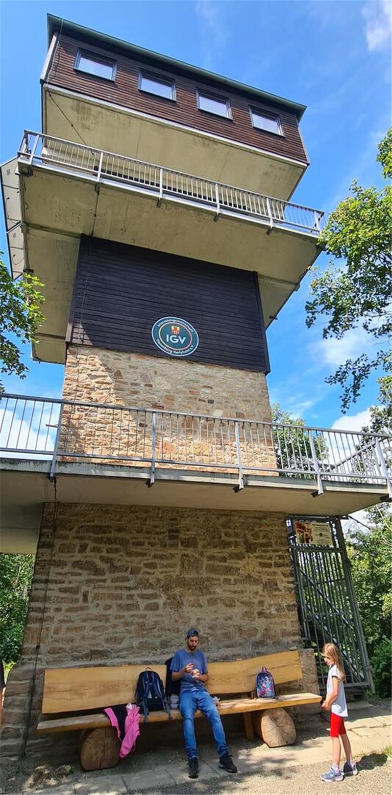 Der Harlyturm ist ein beliebtes Wanderziel. Umso schöner, wenn die Bänke davor nicht nur zur Rast einladen, sondern wenn sonntags das Bauwerk auch geöffnet ist und Wanderer die Aussicht von oben genießen können.