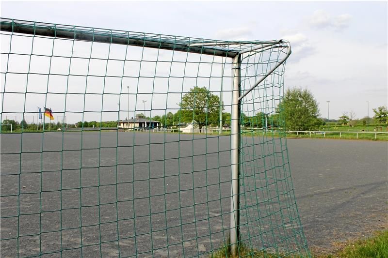 TSG Bad Harzburg beschließt Hartplatz-Umbau Der Hartplatz im oberen Bereich des Sportparks soll zum Naturrasenplatz umgebaut werden. Auf der gesamten Fläche soll der Rasen laut Planungsbüro „wie ein Teppich“ auf die untere Tragschicht verlegt werden. Um das Spielfeld mit einer Größe von 98 mal 64 Metern wird eine sogenannte Sicherheitszone angelegt. Das aufgenommene Material von der alten Deckschicht soll aufbewahrt und wiederverwendet werden. Foto: Nachtweyh