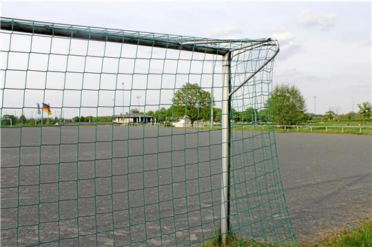 Der Hartplatz im oberen Bereich des Sportparks soll zum Naturrasenplatz umgebaut werden. Auf der gesamten Fläche soll der Rasen laut Planungsbüro „wie ein Teppich“ auf die untere Tragschicht verlegt werden. Um das Spielfeld mit einer Größe von 98 mal 64 Metern wird eine sogenannte Sicherheitszone angelegt. Das aufgenommene Material von der alten Deckschicht soll aufbewahrt und wiederverwendet werden. Foto: Nachtweyh