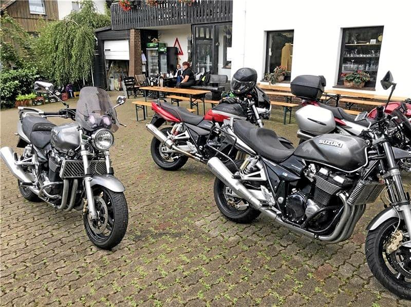 Der Harz ist Motorradregion durch und durch. Um sich auf die Biker und deren Bedürfnisse einzustellen, hat sich das Landhaus am Kunstberg in Altenau um das Zertifikat „Motorradfreundliches Hotel“ beworben. Fotos: Privat