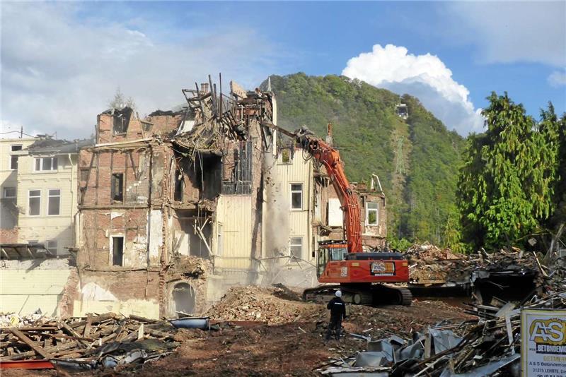 Der Harzburger Hof verschwindet Stück für Stück. Mittlerweile ist der Blick frei auf Bergbahn, Burgberg und Canossasäule.  Fotos: Schlegel