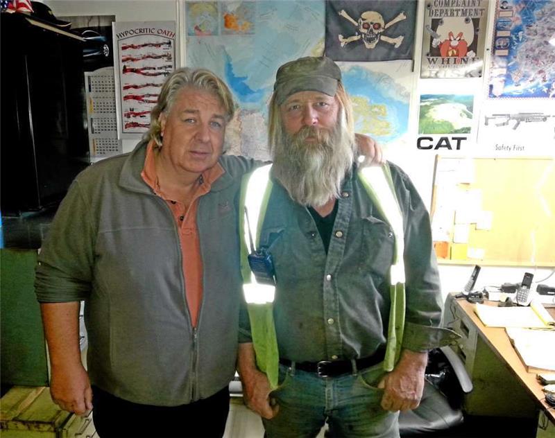 Der Harzer und der Wikinger: Heiko Rataj lernt in Alaska auch Tony Beets, den „King of Klondike“, kennen und darf auf seinem Claim ein wenig Gold waschen. Für nächste Woche ist der Gegenbesuch auf dem Rataj-Schiff in Bremen angekündigt.  Foto: Privat
