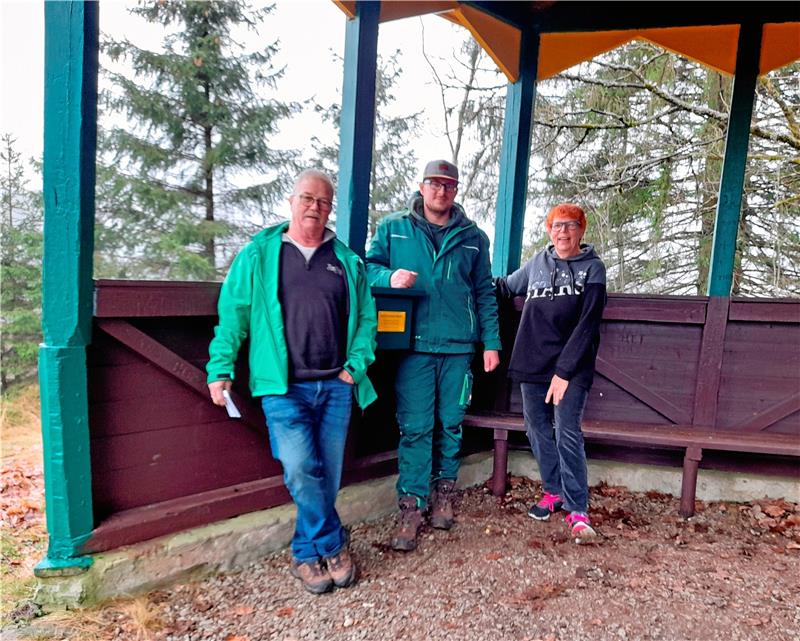 Stempelstelle am schönsten Blick auf Wildemann Der Harzklub Wildemann freut sich sehr, dass die Harzer Wandernadel ihren temporären Stempelkasten am Pavillon auf dem Gallenberg aufgestellt hat. Foto: Privat