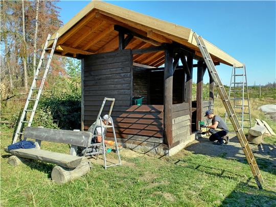 Der Harzklub-Zweigverein Buntenbock hat nach einem halben Jahr die Schäden an seiner Schützhütte am Braunseck repariert. Fotos: Privat