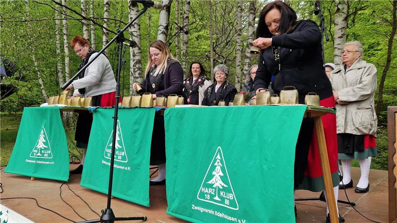 Maisingen: Moderner Tanz trifft auf Harzer Brauchtum Der Harzklub-Zweigverein Ildehausen mit ihrer Jodelmeisterin Marina Hein (r.) bringt die Kuhglocken zum Klingen.
