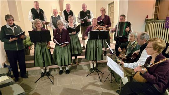 Der Harzklub-Zweigverein begleitet den Gottesdienst mit Winter- und Weihnachtsliedern.