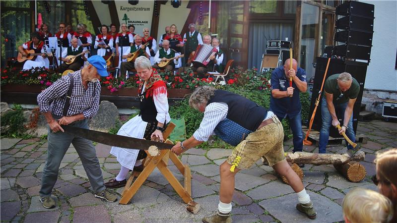 Der Harzklub startet mit Folklore aus dem Herzen des Harzes und die Braunlager unterstützen sie dabei.