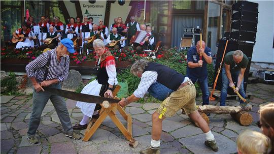 Der Harzklub startet mit Folklore aus dem Herzen des Harzes und die Braunlager unterstützen sie dabei.
