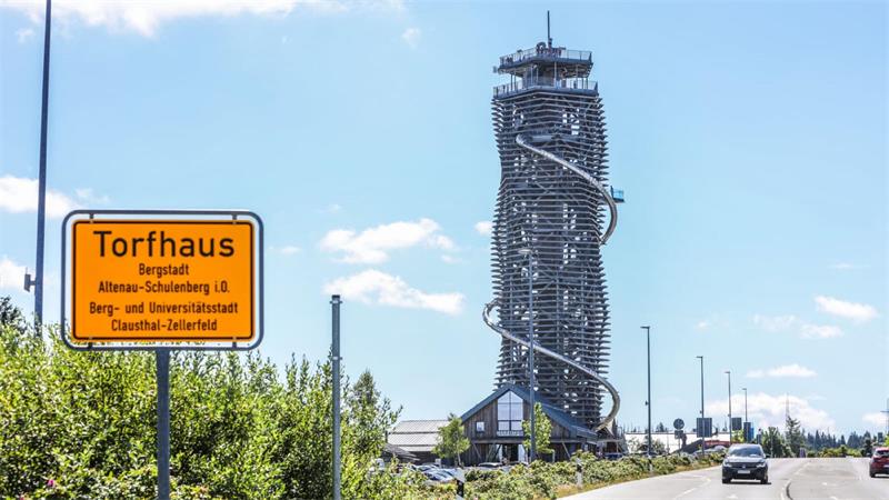 Der Harzturm, im Vordergrund ein Ortsschild von Torfhaus.