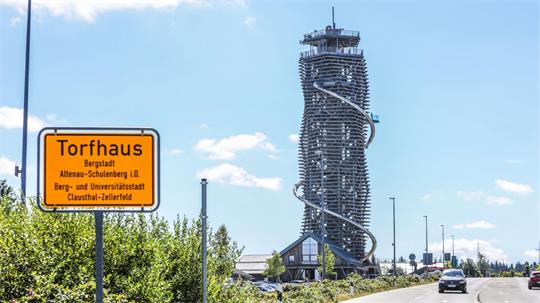 Der Harzturm, im Vordergrund ein Ortsschild von Torfhaus.