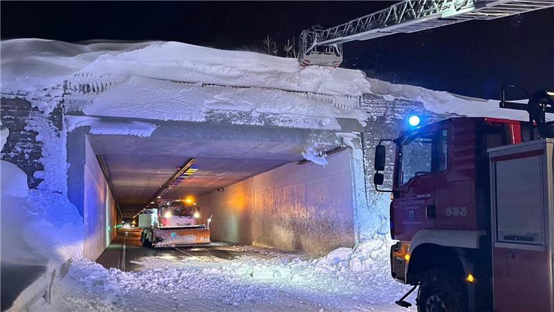 Der Hasselkopftunnel im Verlauf der B4 wird zeitweise gesperrt, weil dort Schnee auf die Fahrbahn zu stürzen droht. Die Feuerwehr rückt mit der Drehleiter an.
