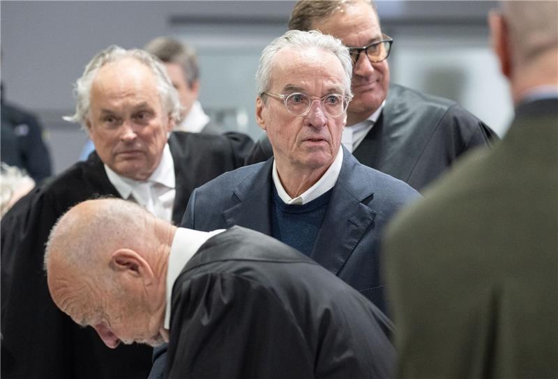 „Reichsbürger”-Prozess: Reuß-Anwalt weist Vorwürfe zurück Der Hauptangeklagte Heinrich XIII. Prinz Reuß (M.) zwischen seinen Verteidigern.