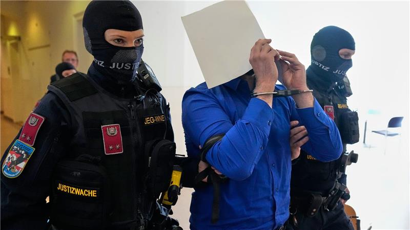 Der Hauptangeklagte im Prozess um die abgesagten Taylor-Swift-Konzerte in Wien hat Anschlagspläne gestanden. 