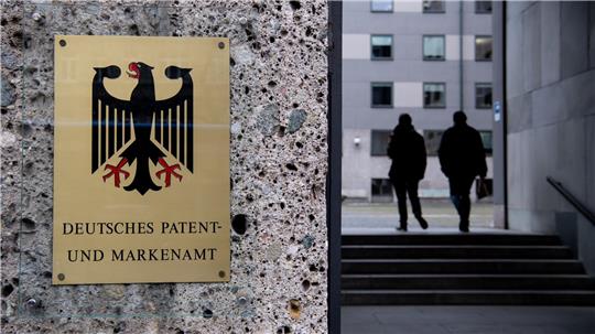Der Haupteingang des deutschen Patent-und Markenamts in München. Die deutsche Wirtschaft hat ihren Rückstand bei den Patentanmeldungen in digitalen Schlüsseltechnologien etwas verkleinert. (Foto: Archiv)