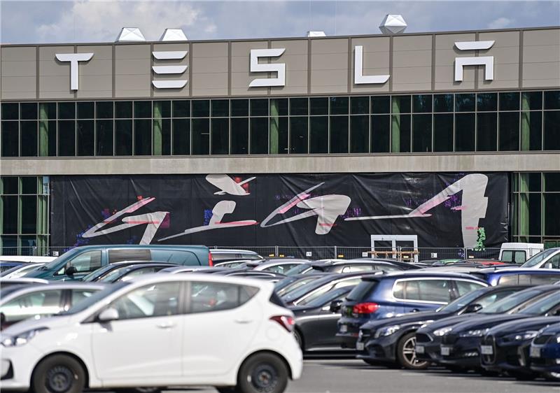 Musk muss erneut Tesla-Aktien im Milliardenwert verkaufen Der Haupteingang zur Fabrik der Tesla Gigafactory Berlin/Brandenburg.
