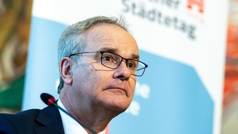 Der Hauptgeschäftsführer des Deutschen Städtetages, Helmut Dedy, sagt, Einbürgerungswillige müssten jetzt erst einmal Geduld aufbringen. (Archivbild)