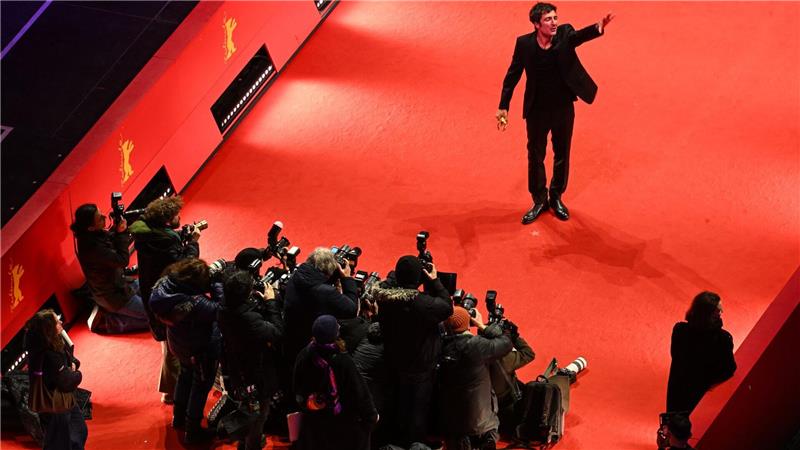 Goldener Bär geht an „Gelbe Briefe“ von İlker Çatak Der Hauptpreis ging an Çataks Film „Gelbe Briefe“.