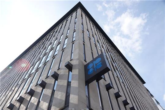 Der Hauptsitz der Organisation der erdölexportierenden Länder (OPEC) in Wien. Die großen Ölnationen des Verbundes Opec+ senken ihr Förderziele ab November wieder ab.