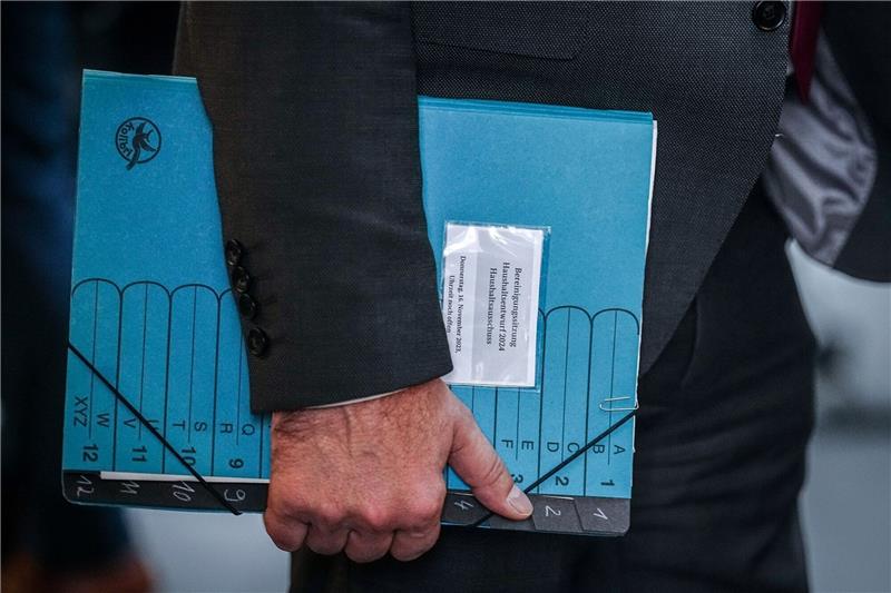 Ökonomin: Aussetzen der Schuldenbremse erfordert Notlage Der Haushaltsentwurf 2024 in Papierform.