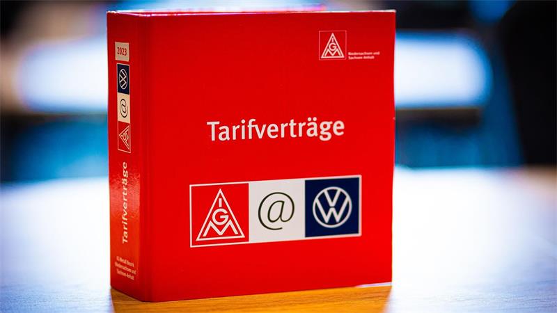 IG Metall verlangt fünf Prozent mehr Geld für VW-Mitarbeiter Der Haustarifvertrag gilt nach Gewerkschaftsangaben für rund 130.000 VW-Beschäftigte. (Archivbild)