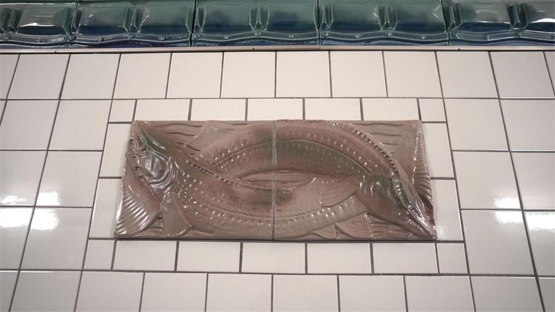 Der Hecht ist eines von 14 Tieren, das auf diesen besonderen Reliefs in beiden Tunnelröhren zu sehen ist. 