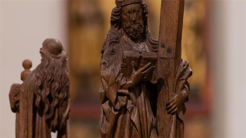 Eine Conchita Wurst des Mittelalters als queere Heilige? Der Heiligen Wilgefortis wuchs durch göttliches Eingreifen ein Vollbart, wodurch sie einer Zwangsverheiratung entging. Allerdings wurde sie daraufhin von ihrem wütenden Vater gekreuzigt.