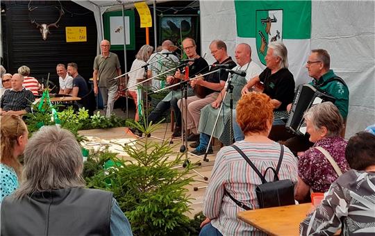 Der Heimatbund Oberharz versorgt die Besucher mit traditioneller Harzer Musik – gejodelt wird auch.  Fotos: Makus/Privat