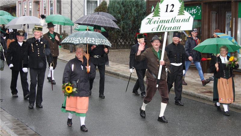 Der Heimatbund ist auch immer beim Umzug dabei, auch wenn er sich 2015 erst einmal von seinem Hüttenabend erholen musste.